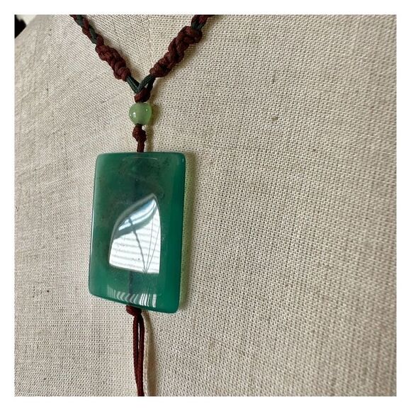 Green dyed agate pendant necklace on cord - Picture 9 of 12